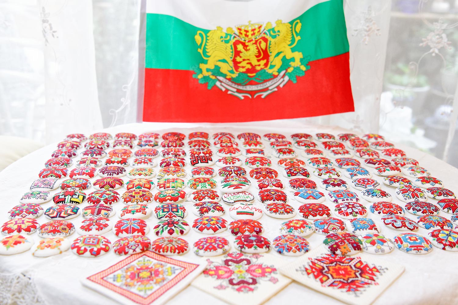 ブルガリアの伝統刺繍を施した手製のバッジとコースター。日本の骨董とブルガリア刺繍に彩られたお部屋のインテリアにも目を奪われます。