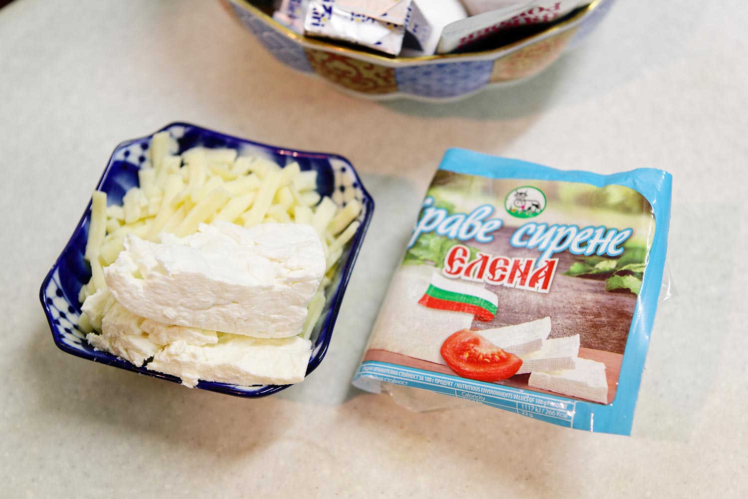 左がピザ用チーズとシレネ、右がシレネのパッケージ。奥にちらりと見えるのがクリームチーズの『Kiri（キリ）』。