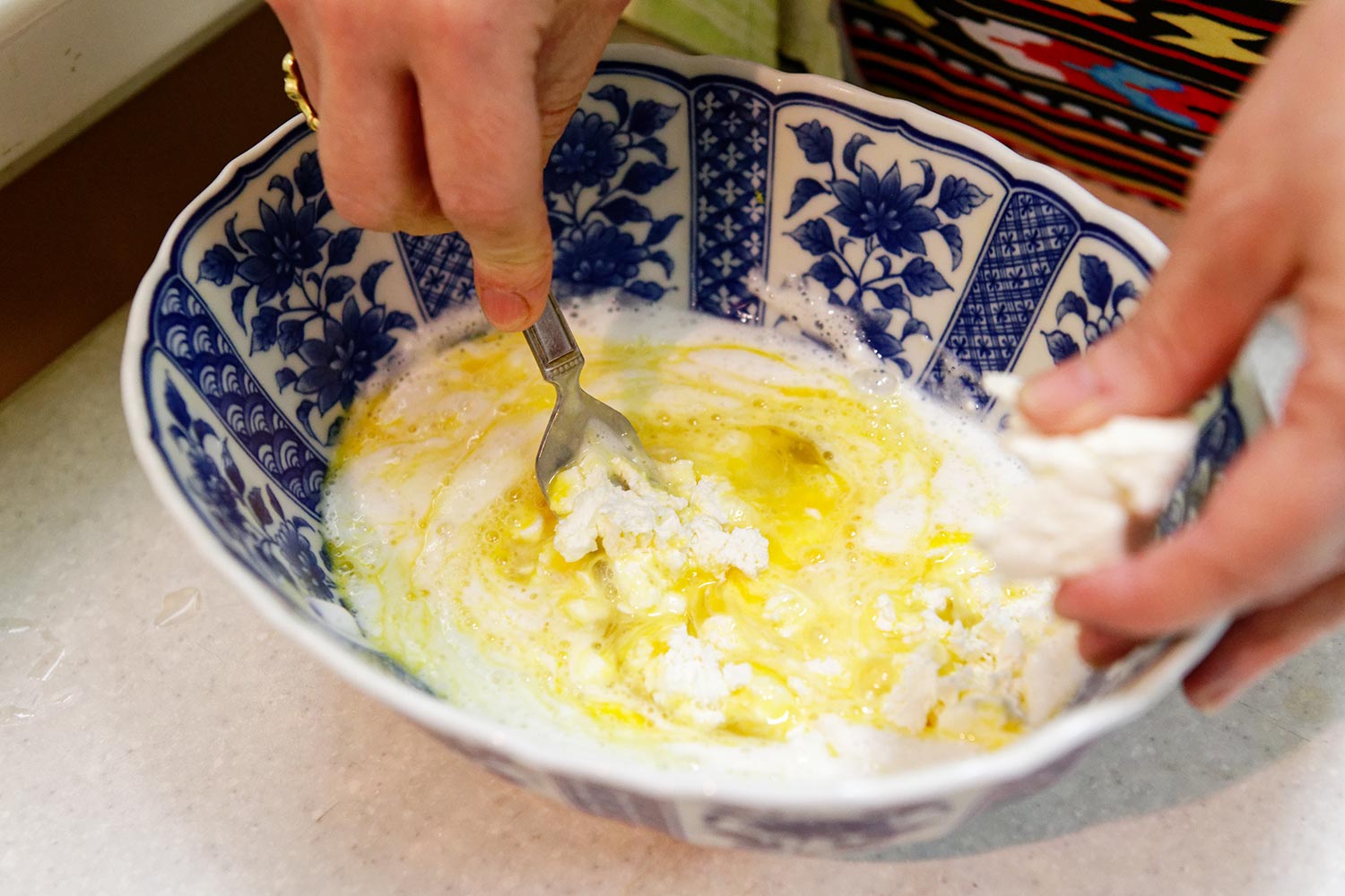 ヨーグルトに溶き卵と小麦粉を加えて混ぜます。