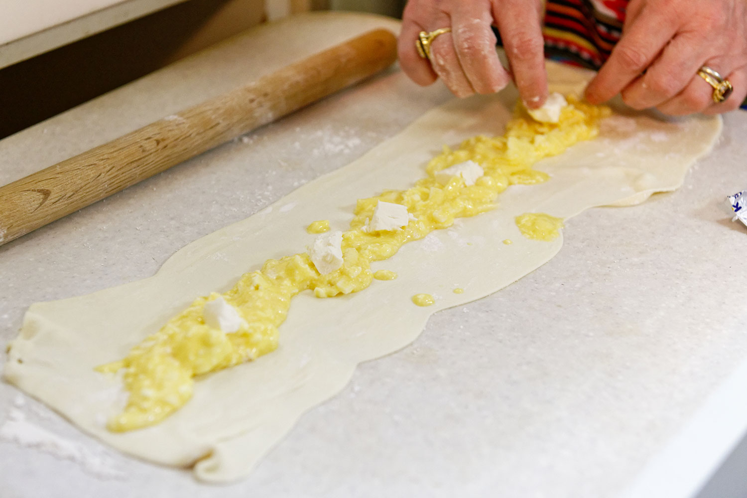 フィリングの上にクリームチーズをトッピング。大きさにもよりますが、目安は５～６片です。