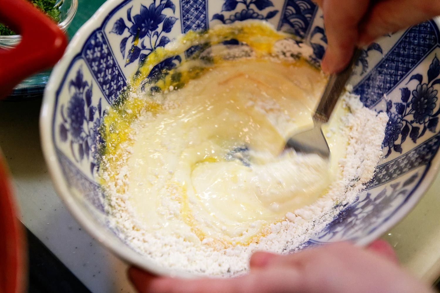 ヨーグルト、卵黄、小麦粉で「つなぎ」をつくります。