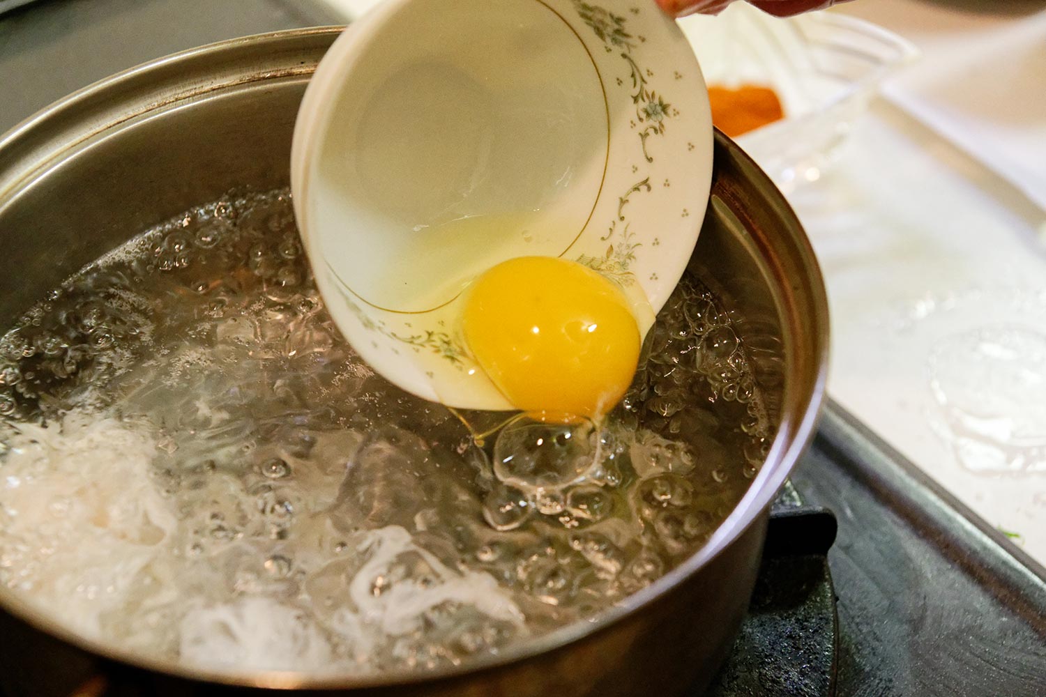 卵を入れるときはそーっと置くように。