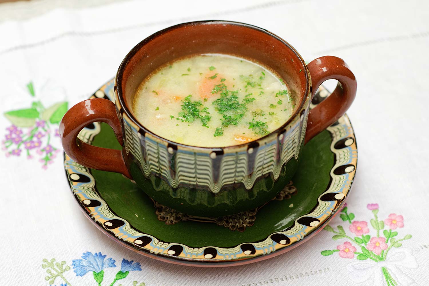 鶏肉、野菜、ヨーグルト、パスタでつくる栄養満点のスープ。レモンとにんにくのソースをかけるとキリッとした味わいに。ブルガリアでは二日酔いの日に食べる定番の料理。