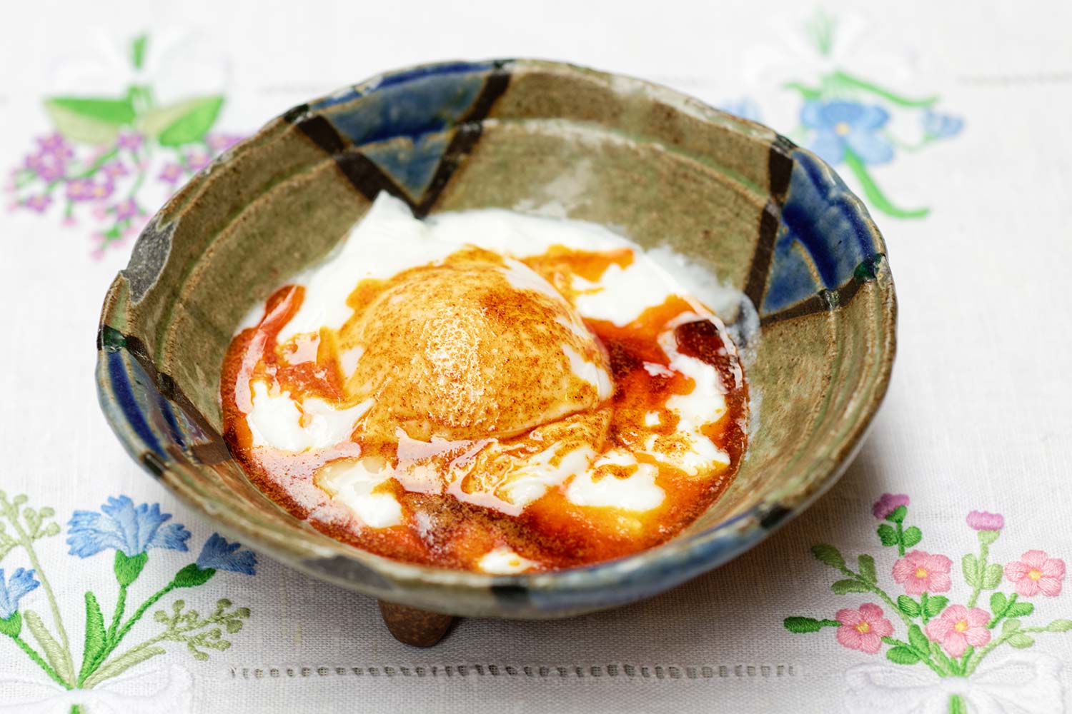 にんにくとパプリカオイルが味付けの決め手。スープのようであり、おかず系ヨーグルトでもあり、卵料理でもあるブルガリアのヨーグルトエッグ。