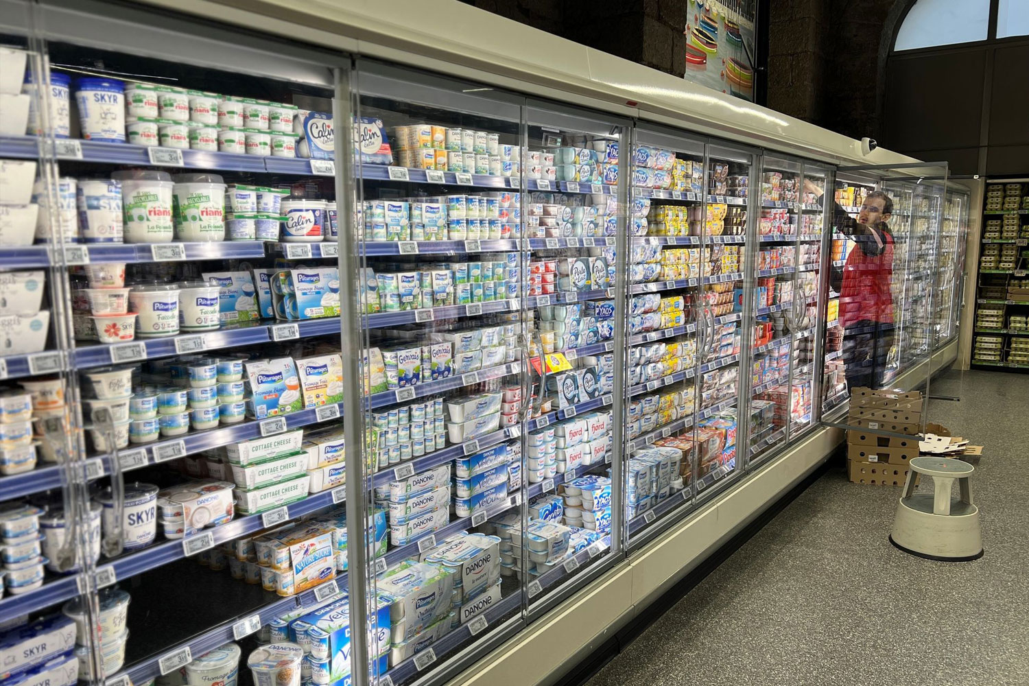フランスのスーパー「Intermarché」の乳製品コーナー。