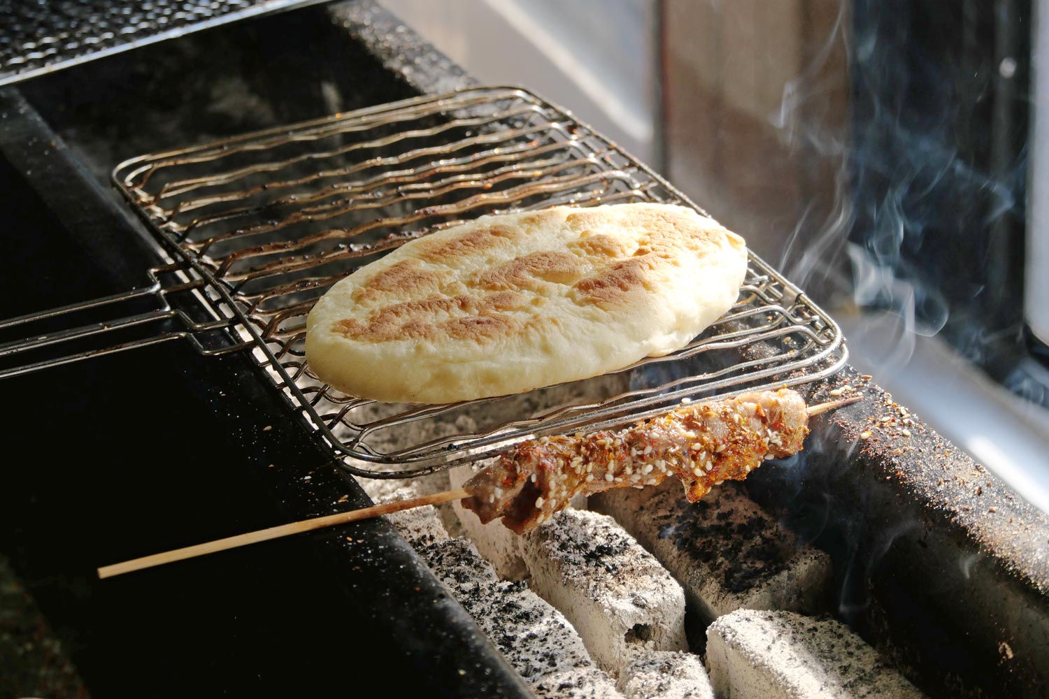 ケバブに使うバンズは、店の麺点師の手づくり。炭火で温めてから提供します。