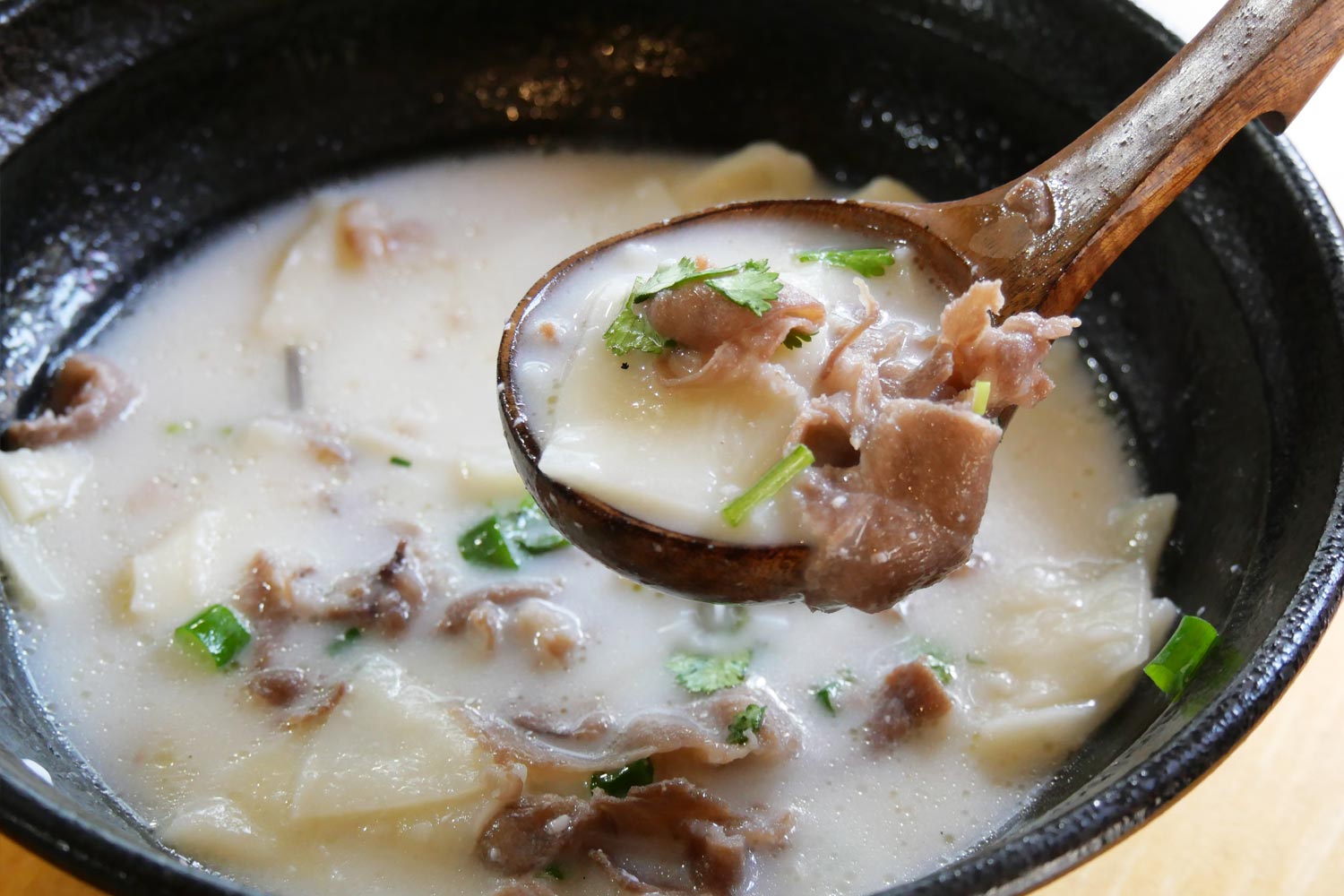 スープには極薄切りにした羊肉入り。1杯で栄養価の高い、内モンゴルのひるごはんの佇まい。