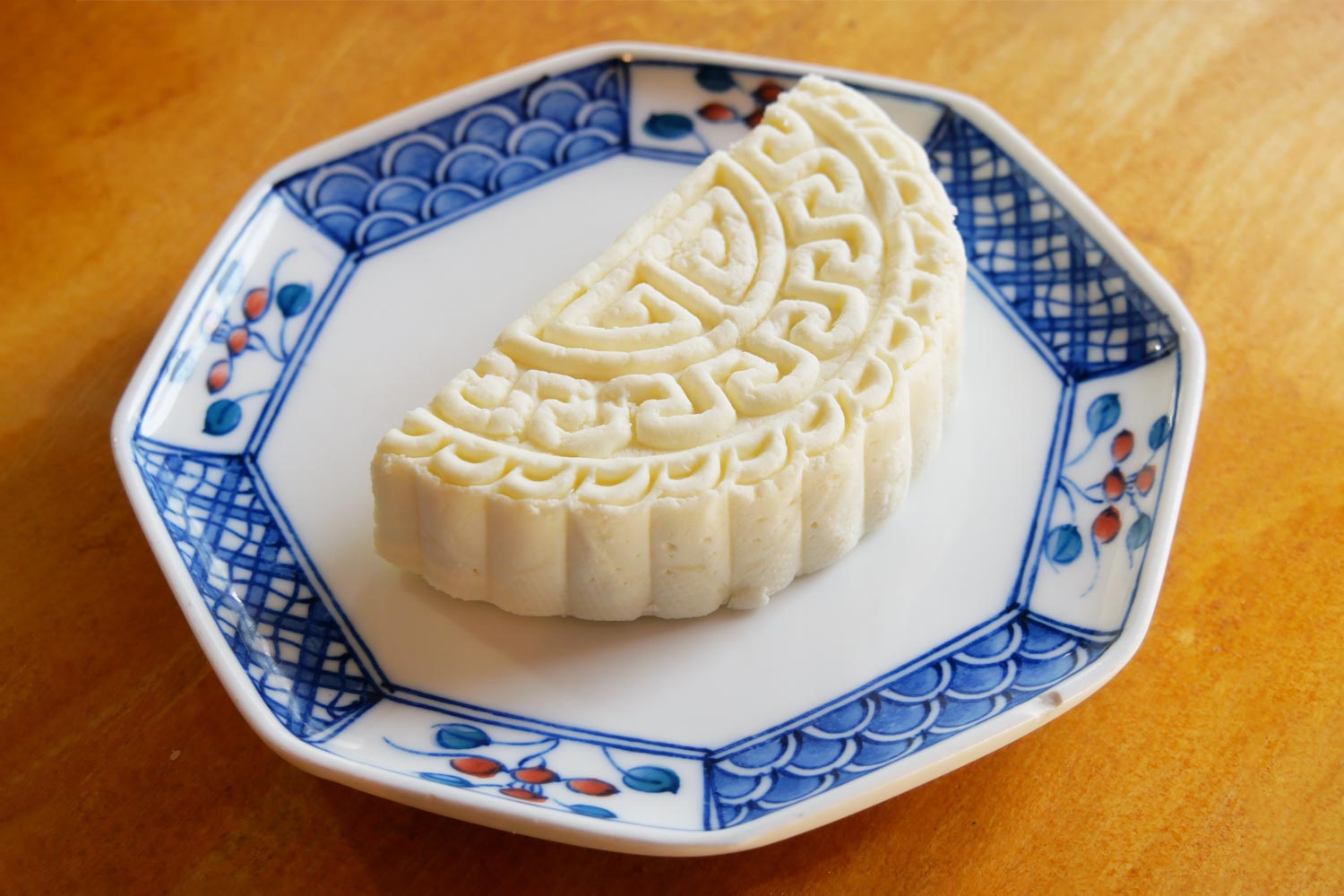 モンゴル族のチーズ、ホルトゥ。一般的に、モンゴル族の伝統的な文様がついた型で成形します。中国語では奶豆腐（ナイドウフ）。直訳するとミルク豆腐です。