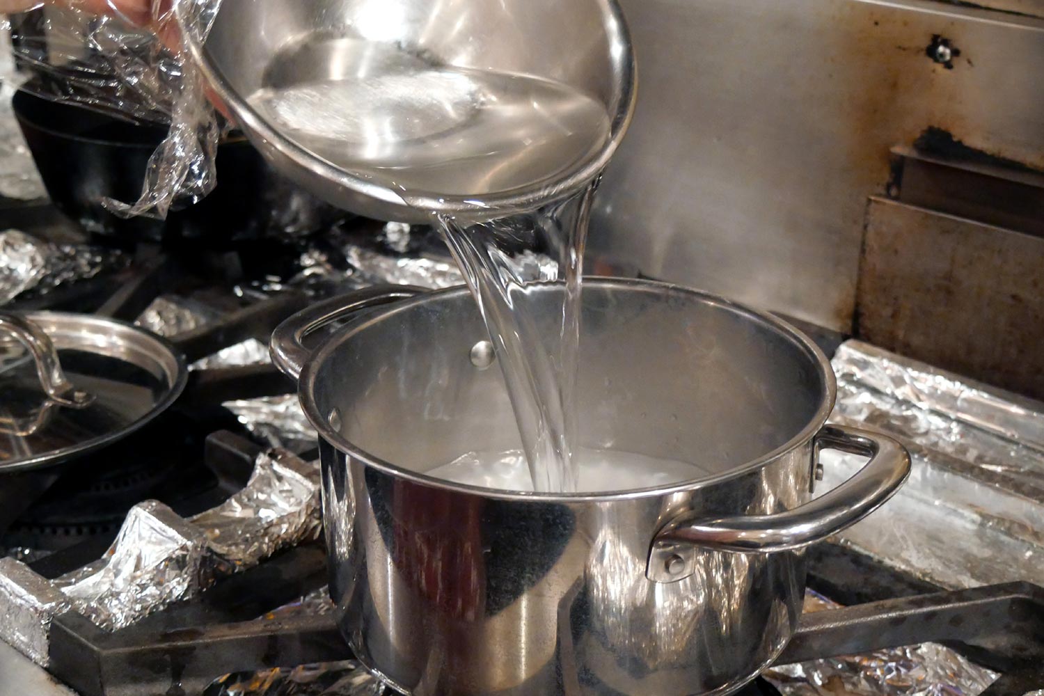 鍋に水を注いで再加熱。