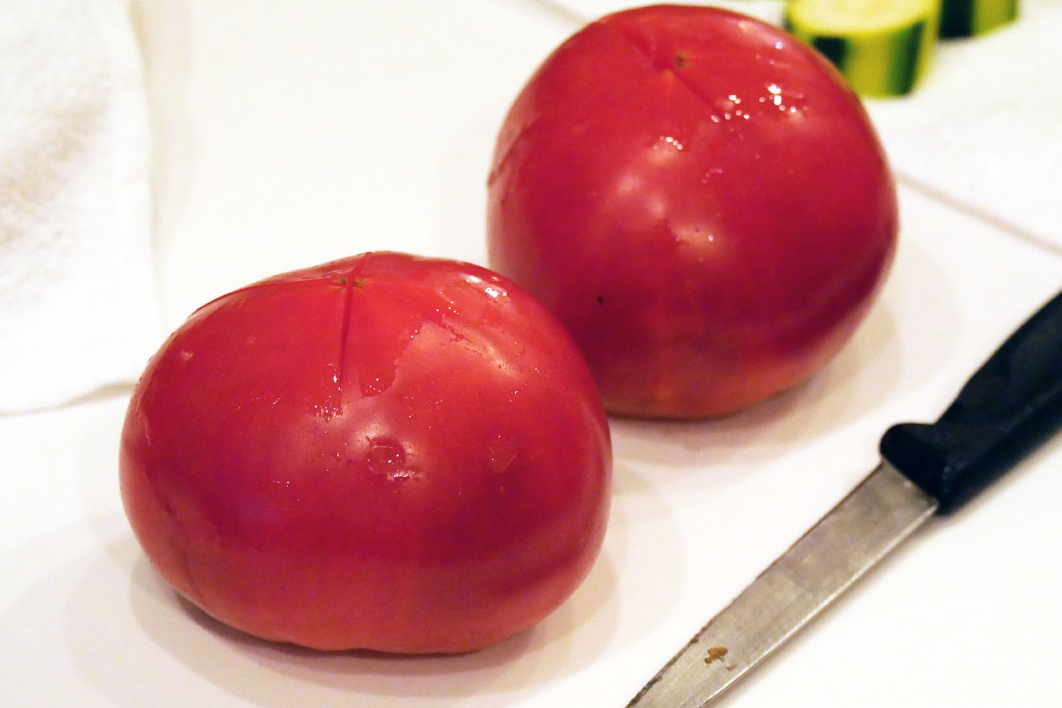 トマトに切り込みを入れると、皮がむけやすくなります。