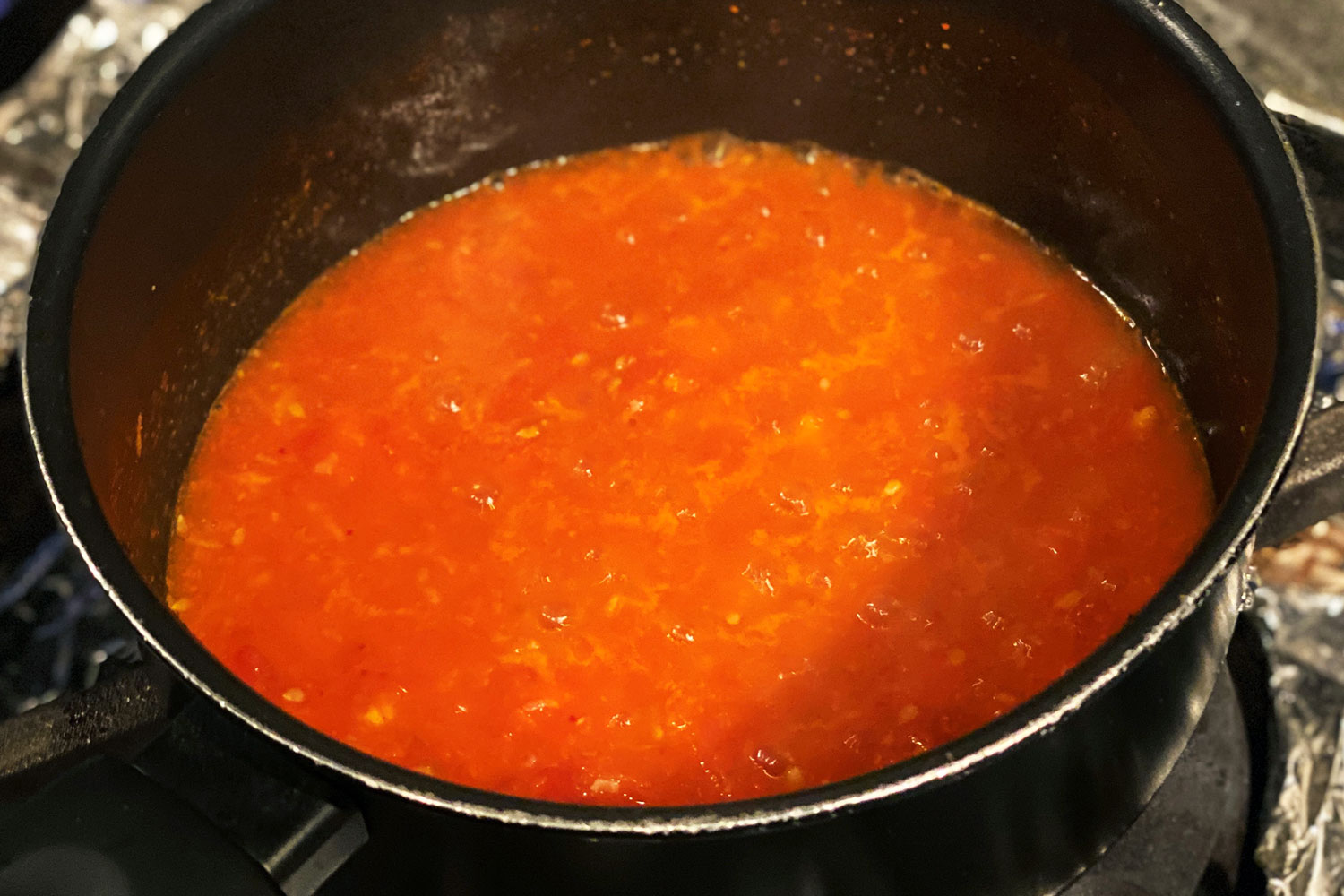 刻んだトマトを加えて煮ます。蓋はしなくてもOK。