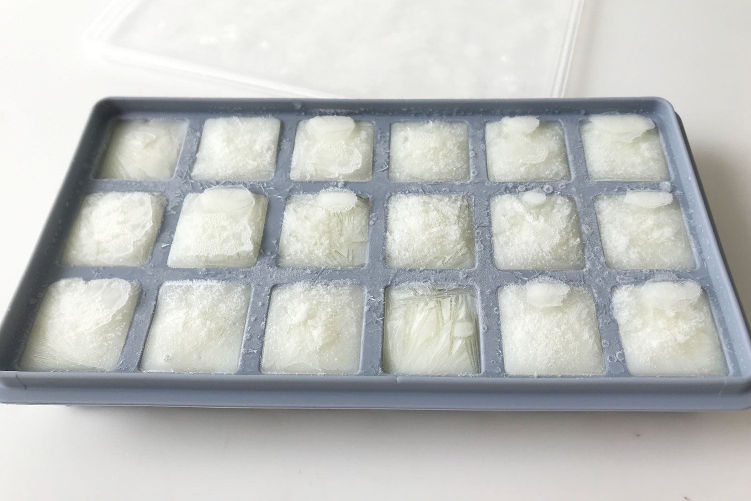プレーンヨーグルトを滑らかになるまでよく混ぜて、製氷皿に入れて凍らせる。