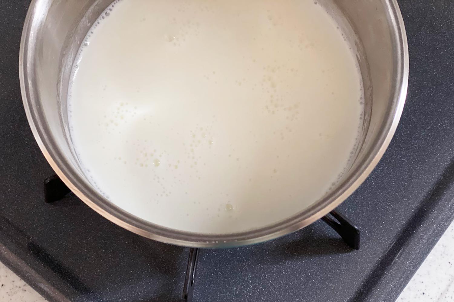 加熱の段階で牛乳の水分とクリーム分がやや分離している感じがあったが、しっかり混ぜて分離しないようにした。