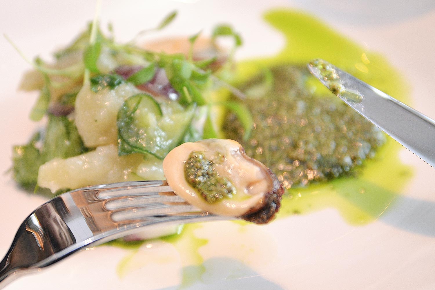 プルッとした食感で美味なムール貝にも、「グリーンアリッサ」のソースがマッチします