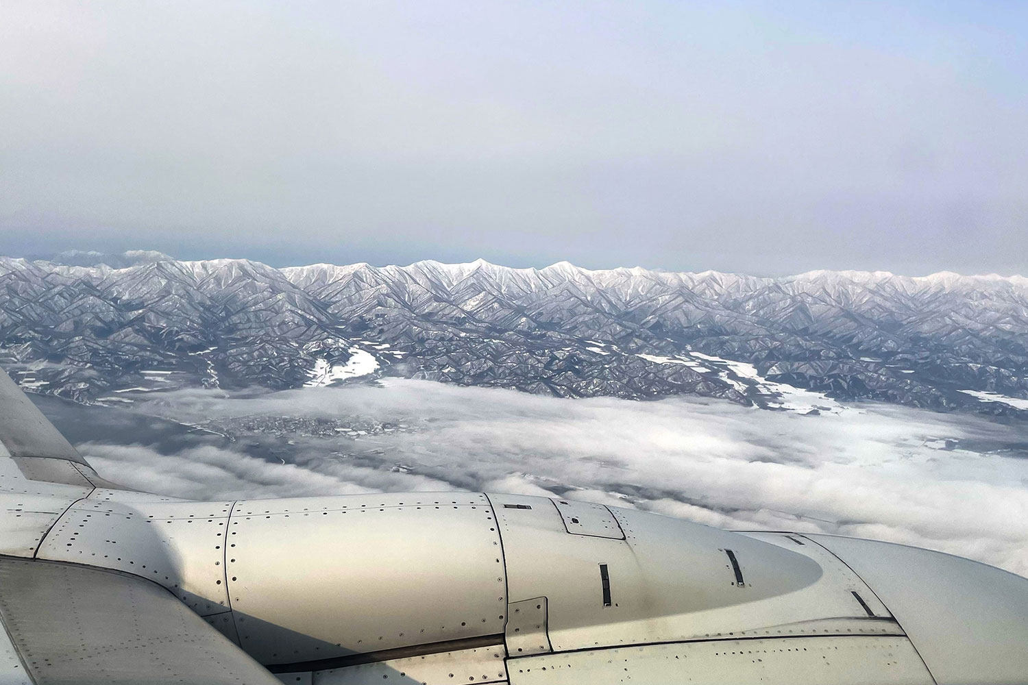 飛行機の窓から見た日高山脈