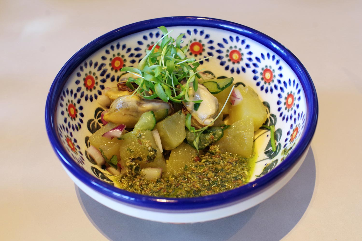 北海道熟成ジャガイモのポテトサラダ、ムール貝とグリーンアリッサ