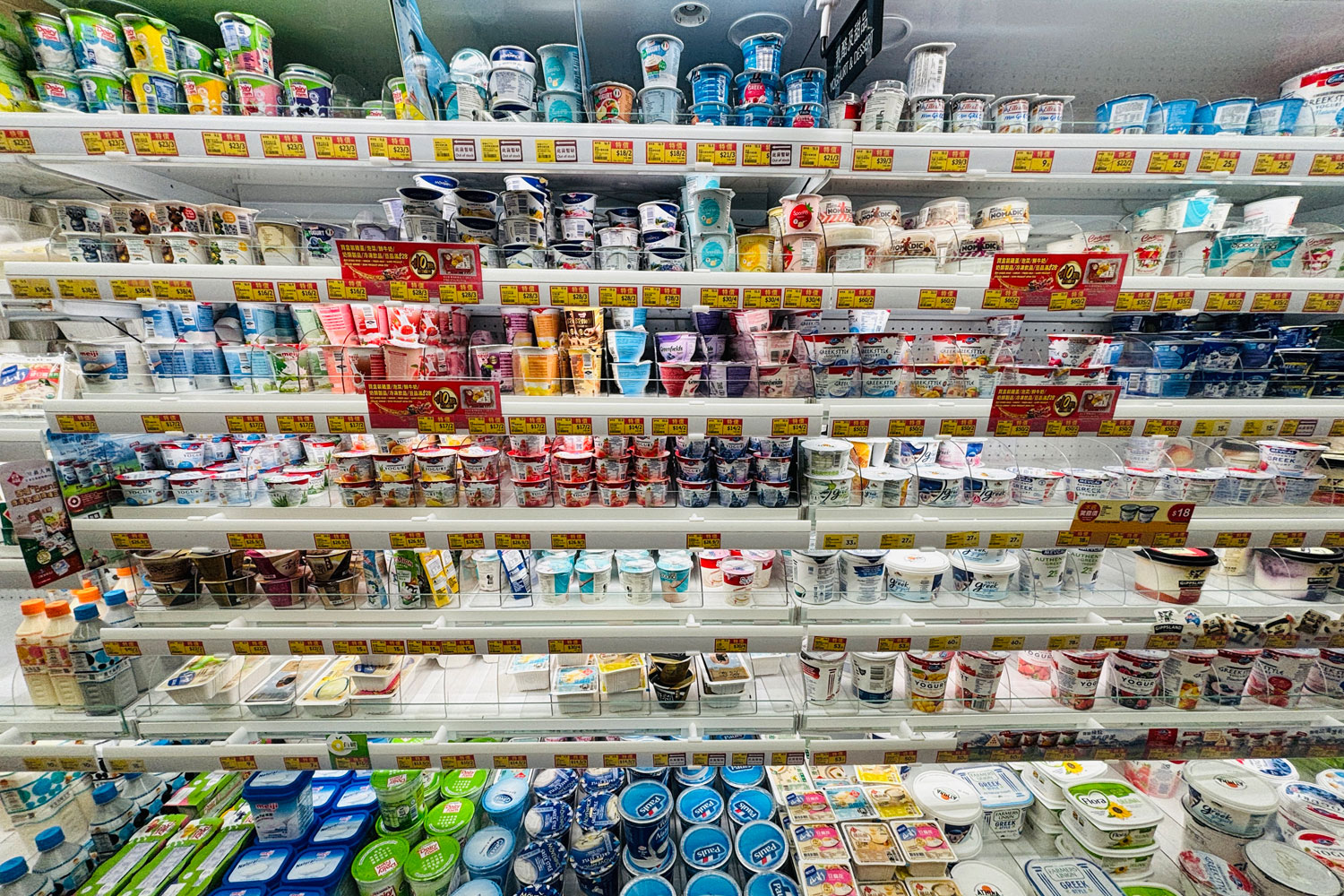 香港のスーパーマーケットWelcomeのヨーグルト売り場。各国から輸入されたヨーグルトが並ぶ。