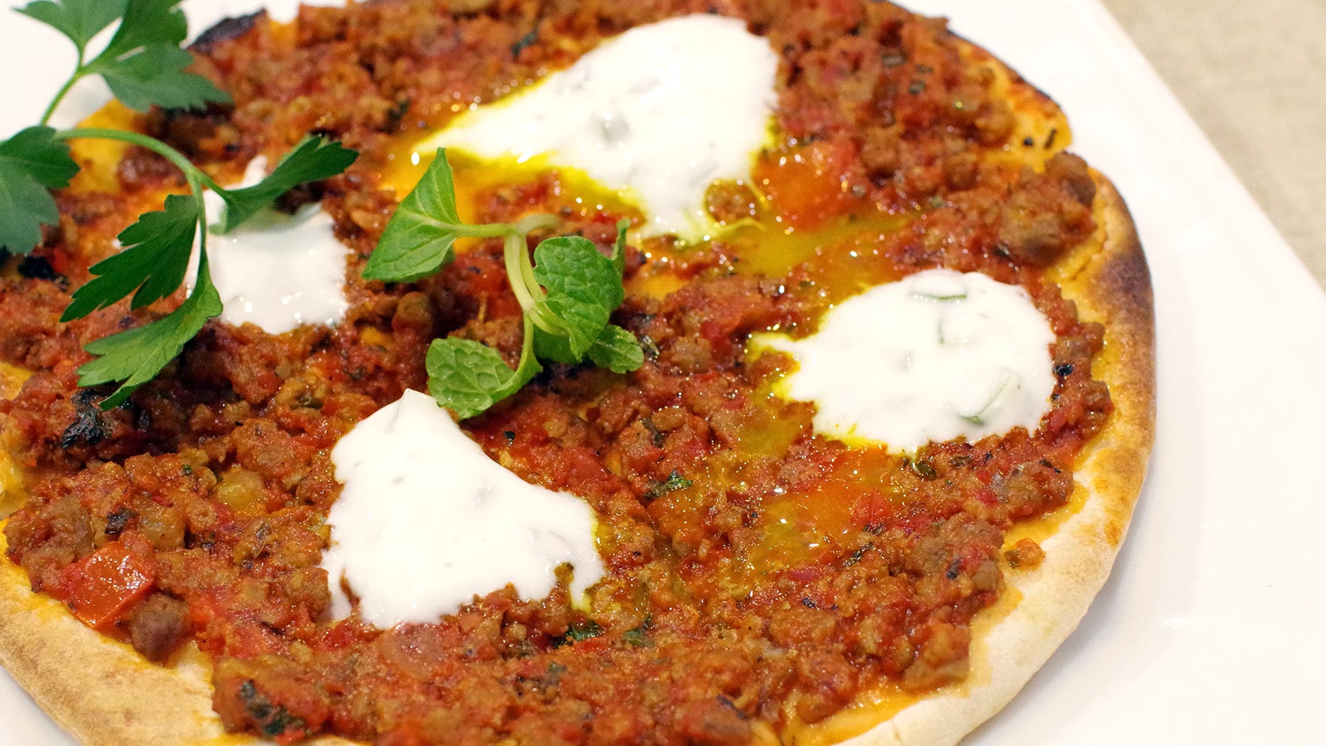 ラム肉とヨーグルトでつくるパレスチナの祝い飯「マンサフ」は必食！神田「AL MINA（アル・ミーナ）」