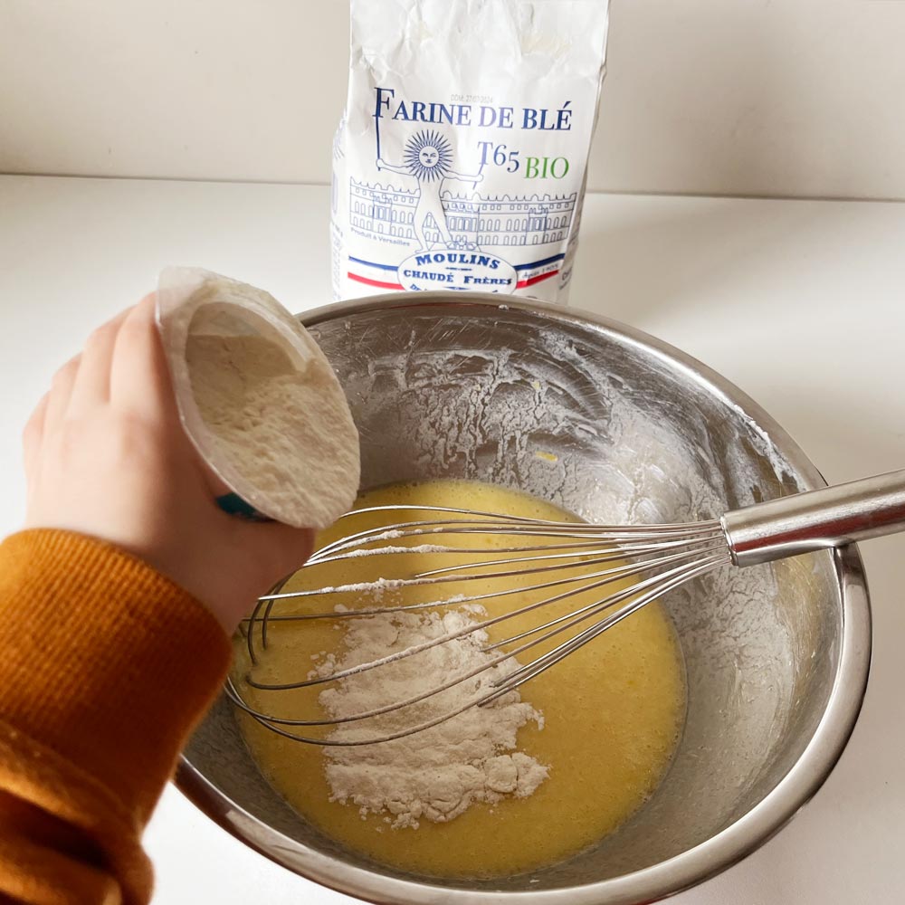 小麦粉、お好みでバニラシュガーを入れて混ぜ、最後にベーキングパウダーを入れて混ぜる。