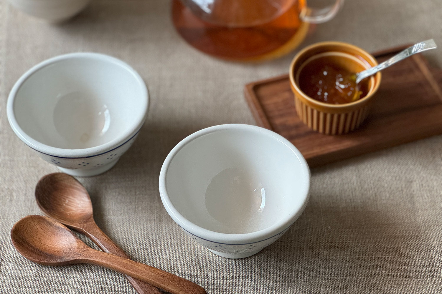 浅めのカフェオレボウルがフランスの食卓のような雰囲気に。紅茶などの飲みものは、ガラスを用いると画像に軽やかさを出せる。