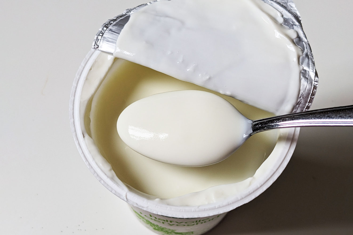 Roeryoghurt（クリームヨーグルト）、すなわち前発酵型。クリーミー。