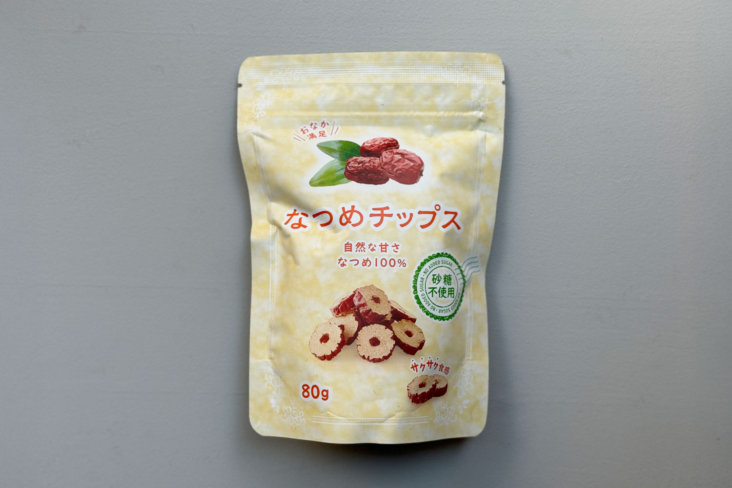 「業務スーパー」で買ったなつめチップス。ヘルシーおやつとしてこのままサクサク食べてもいいし、ブレンドティーの一材料としても使えそうだ。