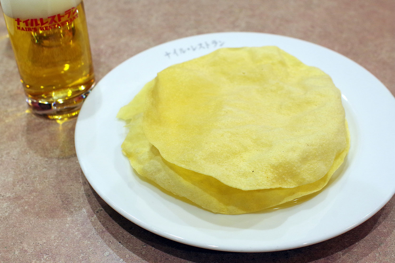 生ビール（冷えています）とパパド