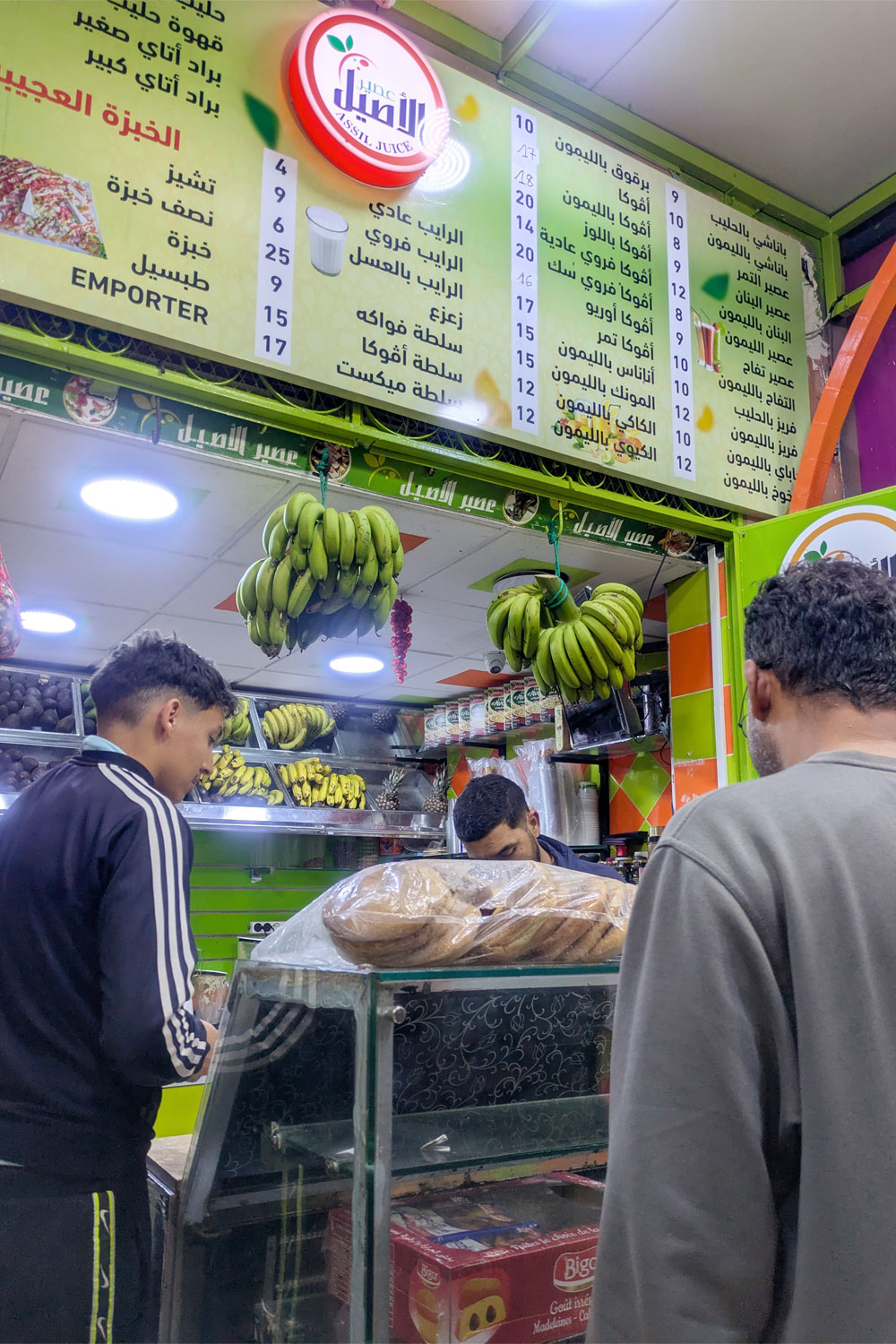 ジューススタンドでは、ジュースの他にサンドイッチなど軽食もある