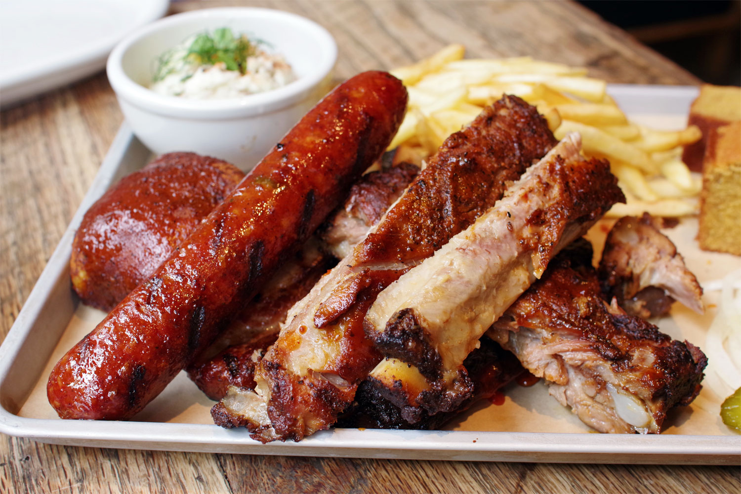 続いてメインのBBQコンボより、ポークスペアリブ・カンザスシティスタイルは、感動的にホロッホロだ。甘味が効いたソースがいかにもバーベキューらしい。
