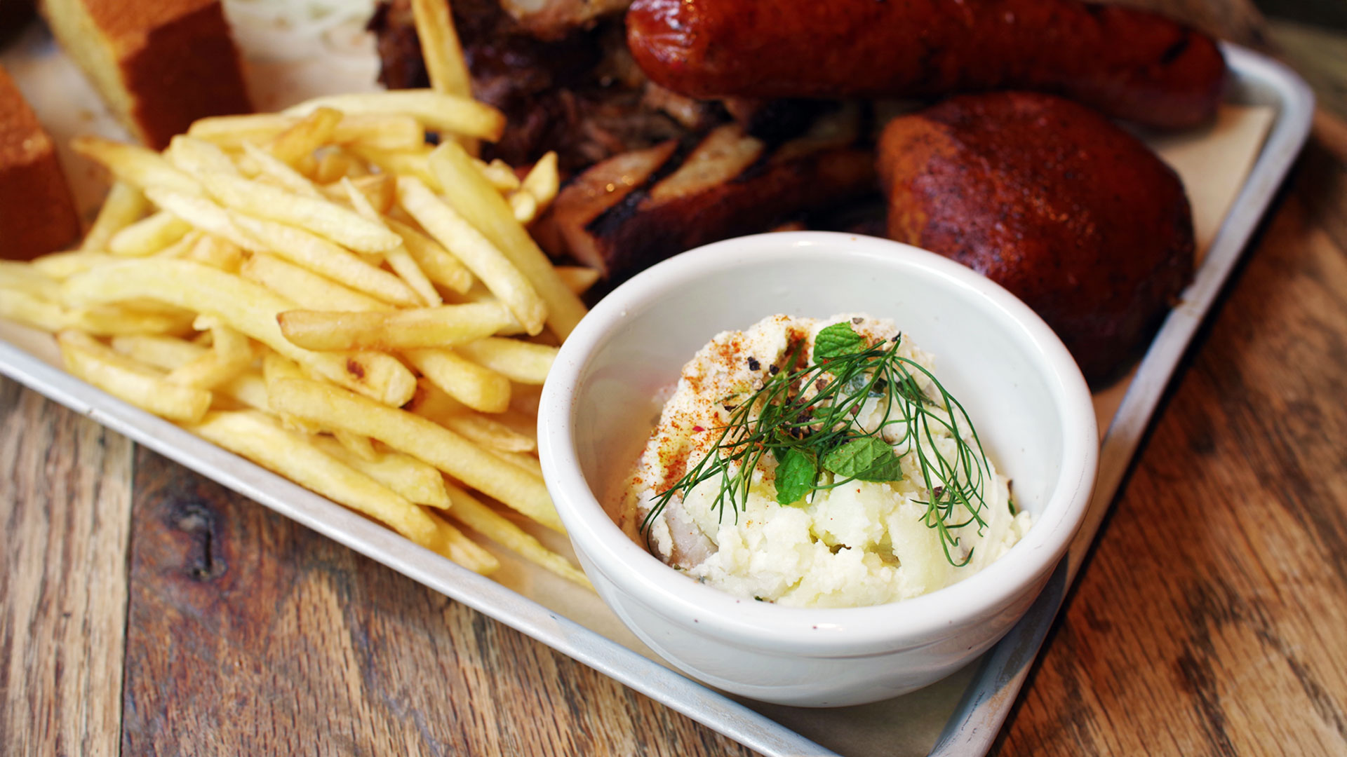 神宮前「SMOKE HOUSE」で味わう、バーベキュー料理とヨーグルト香るポテサラの最強コンビ！