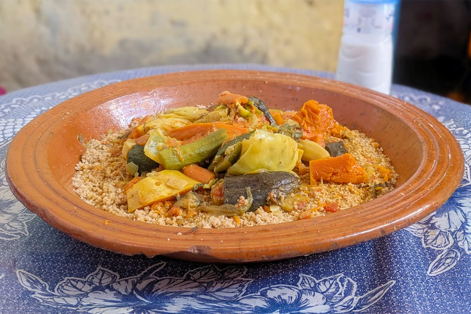 大皿のクスクス。アラブ・イスラム圏では、食べ物を分かちあうことを大事にし、一つの皿から直接食べる