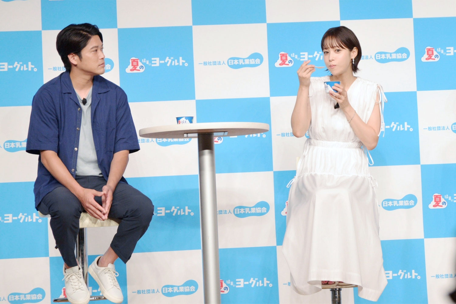 マシュマロヨーグルトを試食する鷲見玲奈さん