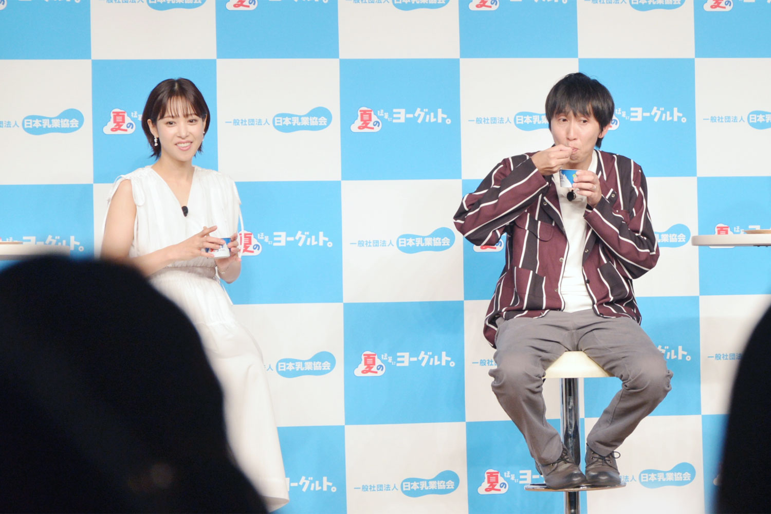 ⻨チョコヨーグルトを試食するアンガールズ 山根さん