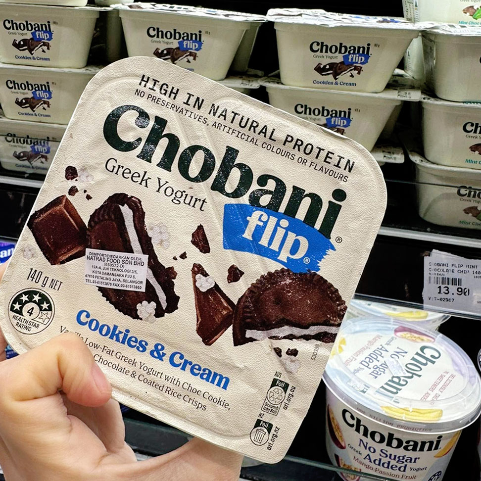 マレーシアのスーパー売られているヨーグルト「Chobani」を手に取った写真
