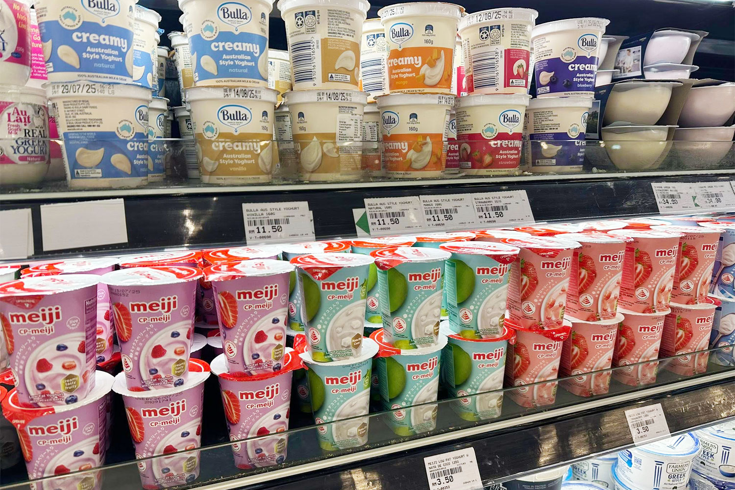 日本の「meiji」(明治)のヨーグルトがマレーシアのスーパーで販売されている