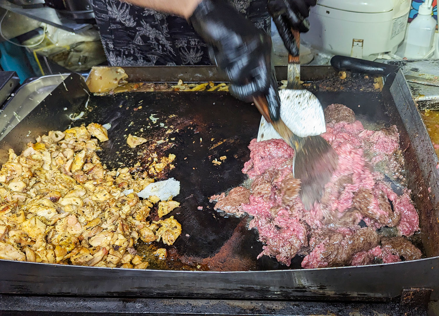 挽き肉を固めて削り取って鉄板で焼く独自のスタイル