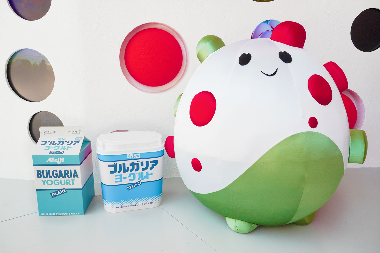 ブルガリアヨーグルトのパッケージと「ラクト」くん
