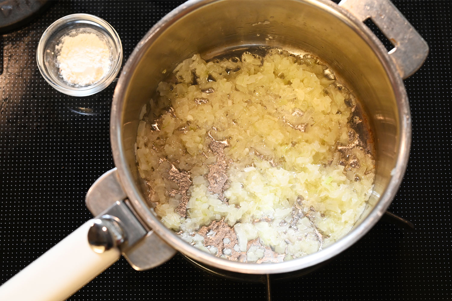 さつまいもは皮付きのまま8㎜厚さに切って耐熱容器に入れる。