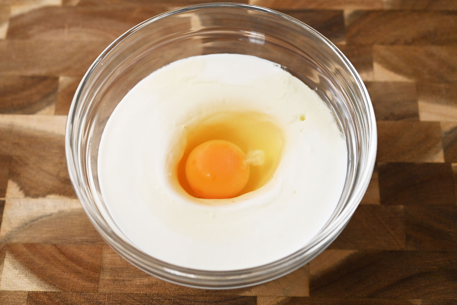 はちみつを加えて、さつまいもを粗くつぶす。