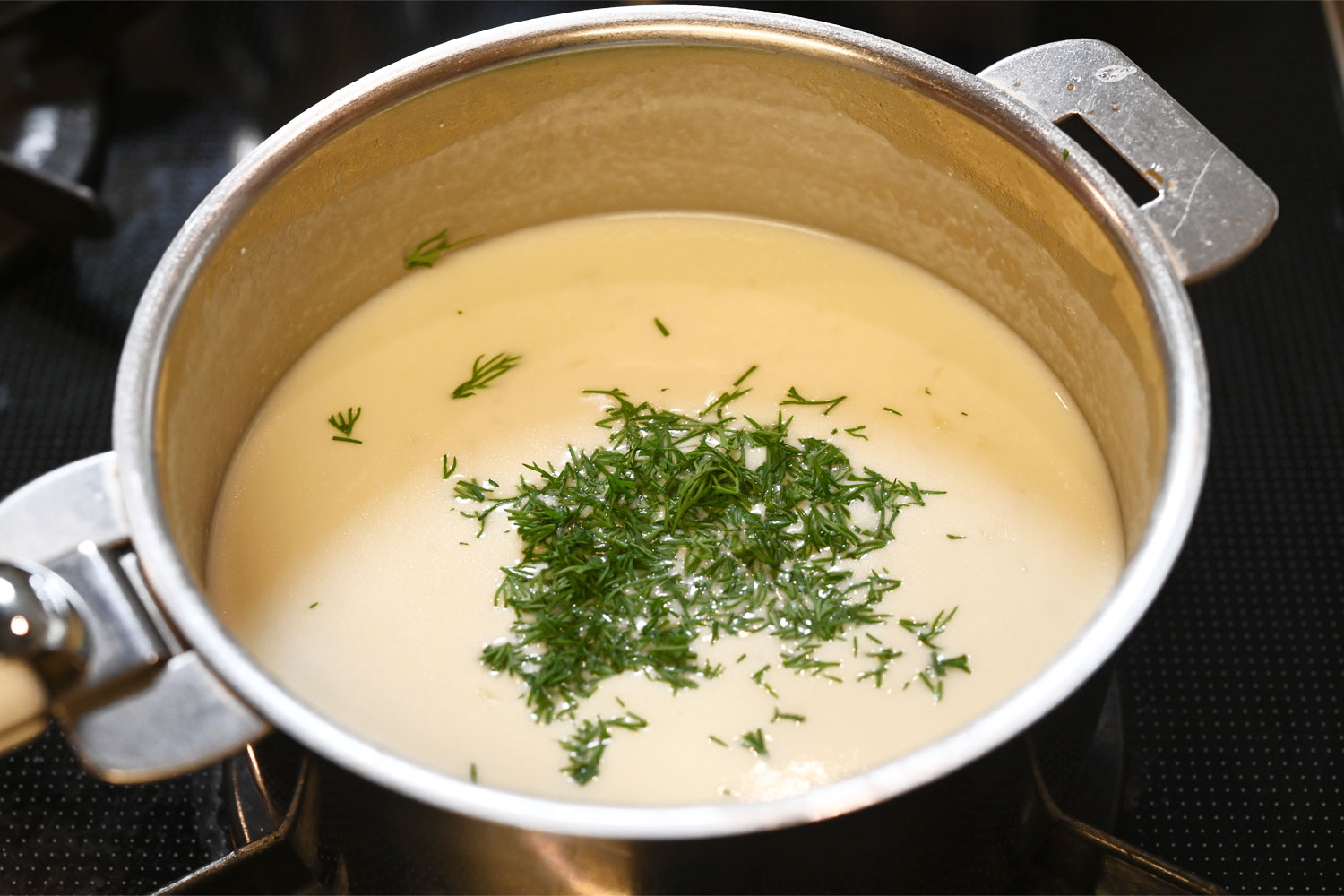 はちみつを加えて、さつまいもを粗くつぶす。