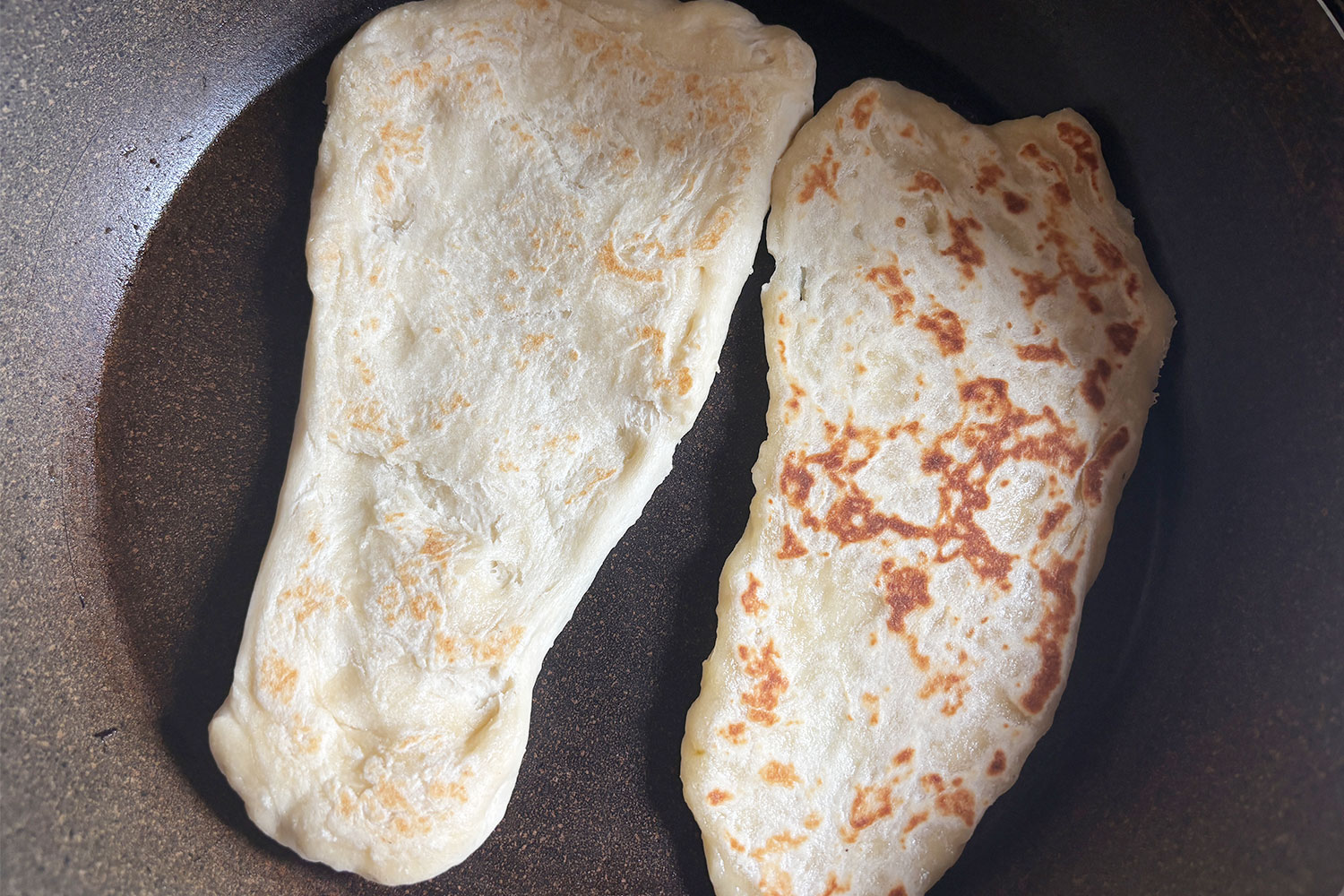 左がイースト発酵の本格ナンで、右が即席ヨーグルトナン