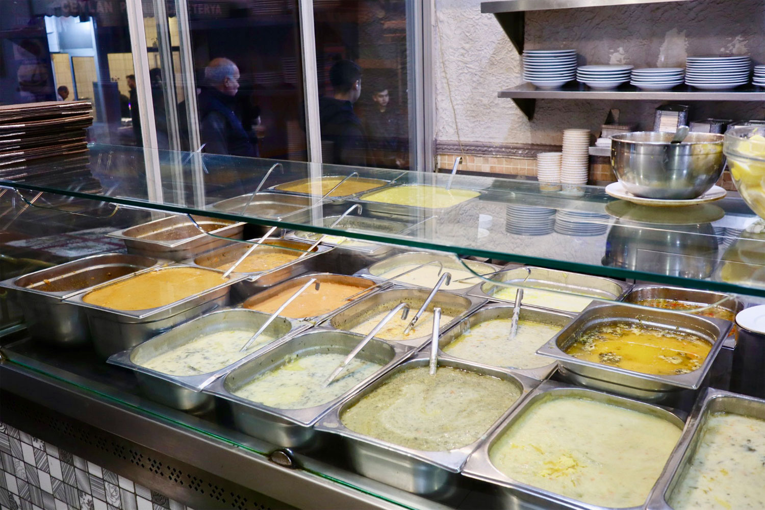 様々な種類のヨーグルトスープ