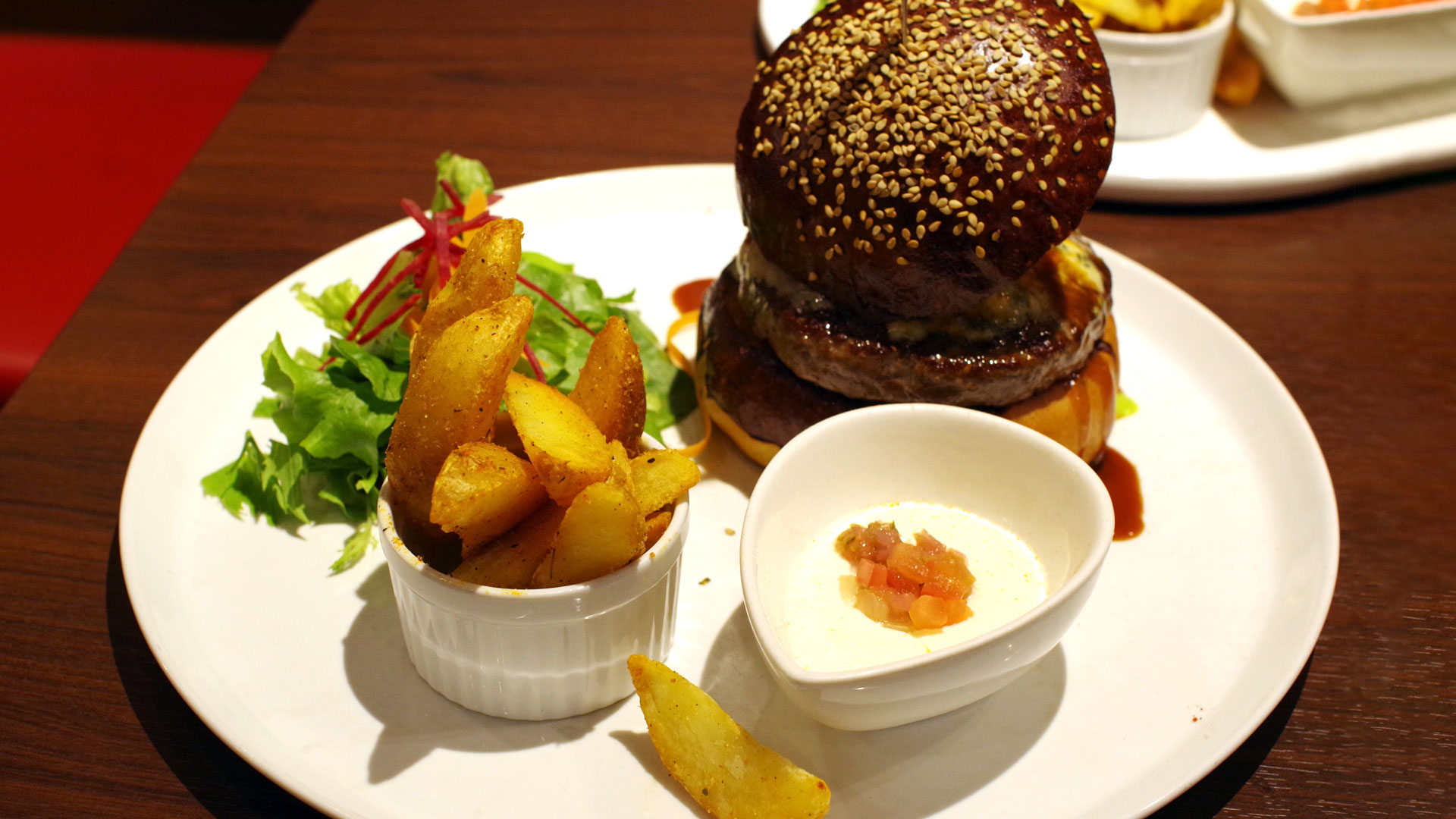 個性炸裂！ヨーグルトソースで食べるラム肉パティのハンバーガー！「リュクスバーガーズ （LuxeBurgers）」