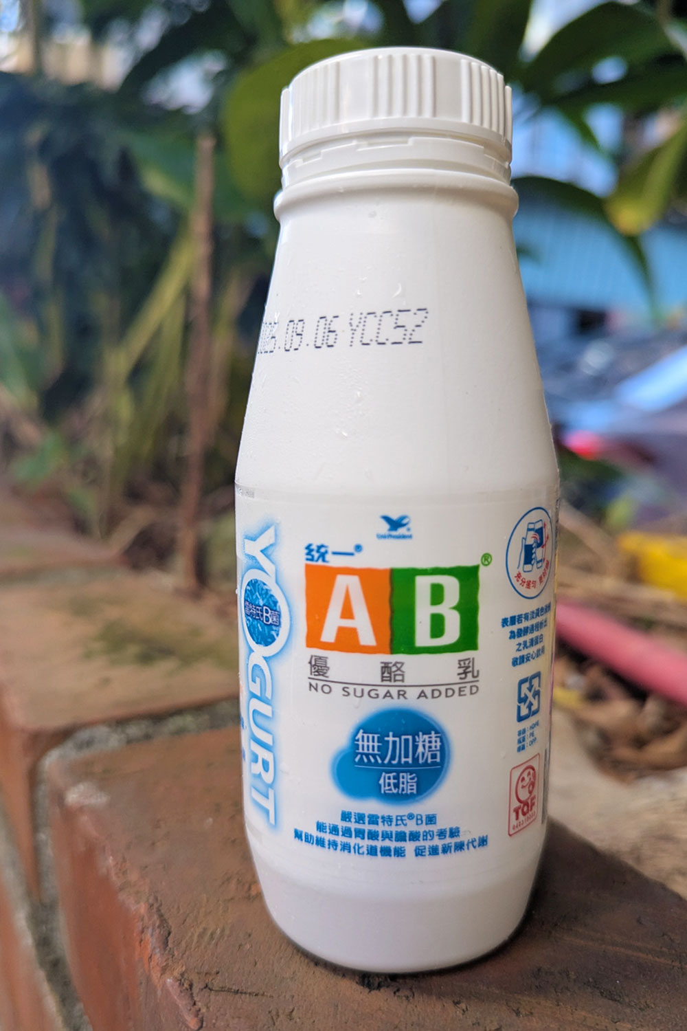 台湾で、飲むヨーグルトのパッケージはキャップ付きボトルがスタンダード