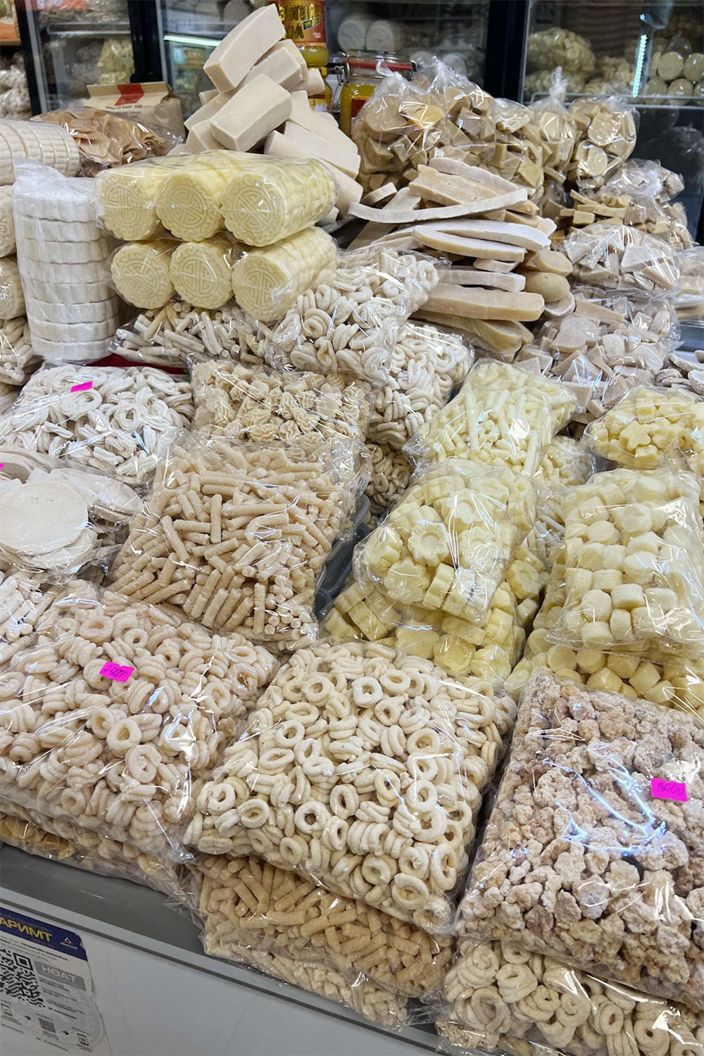 モンゴルの乳製品専門店に並ぶアーロール。乾いたのでもこれだけ!甘いのは柔らかい