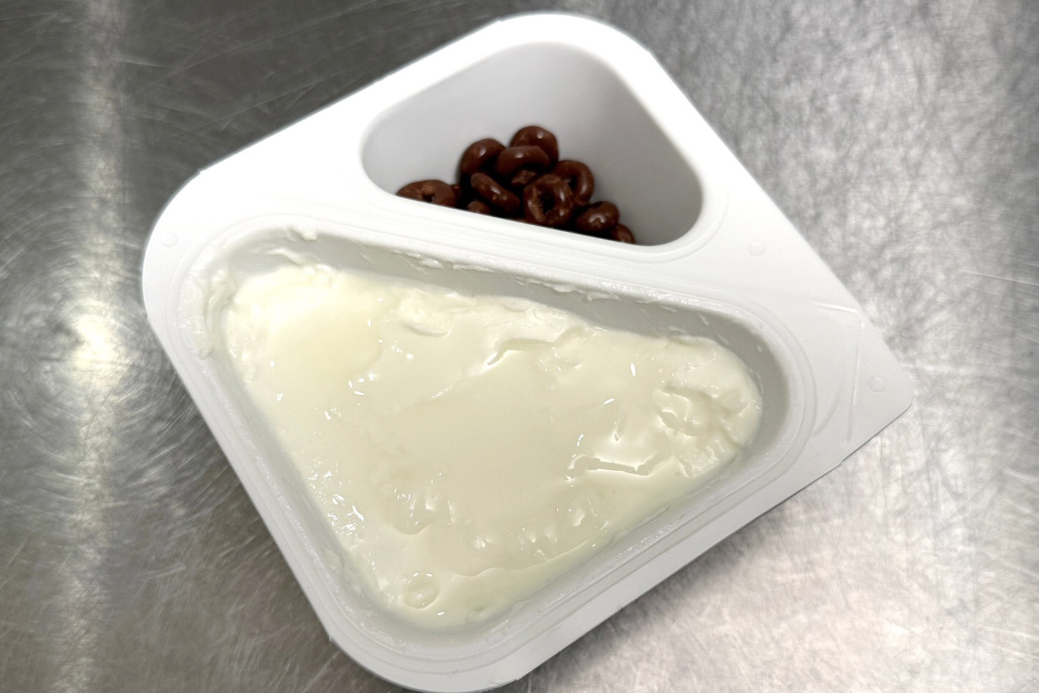 パッケージを開封すると、ヨーグルトスペースとチョコレートスペースがそれぞれ区切られていました。