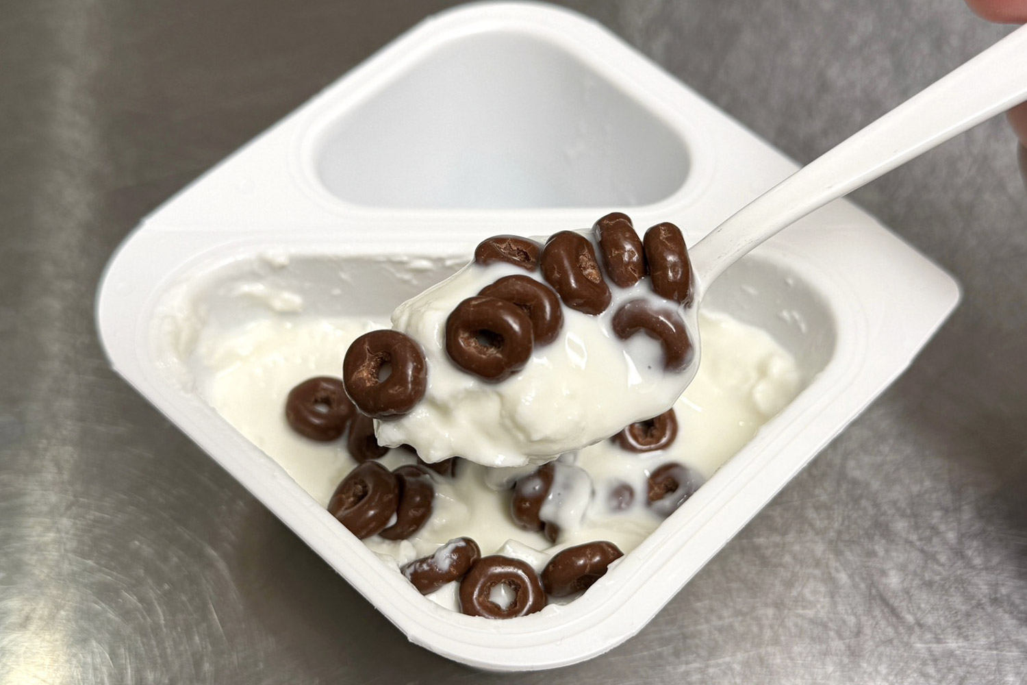 チョコリングをヨーグルトと混ぜている写真