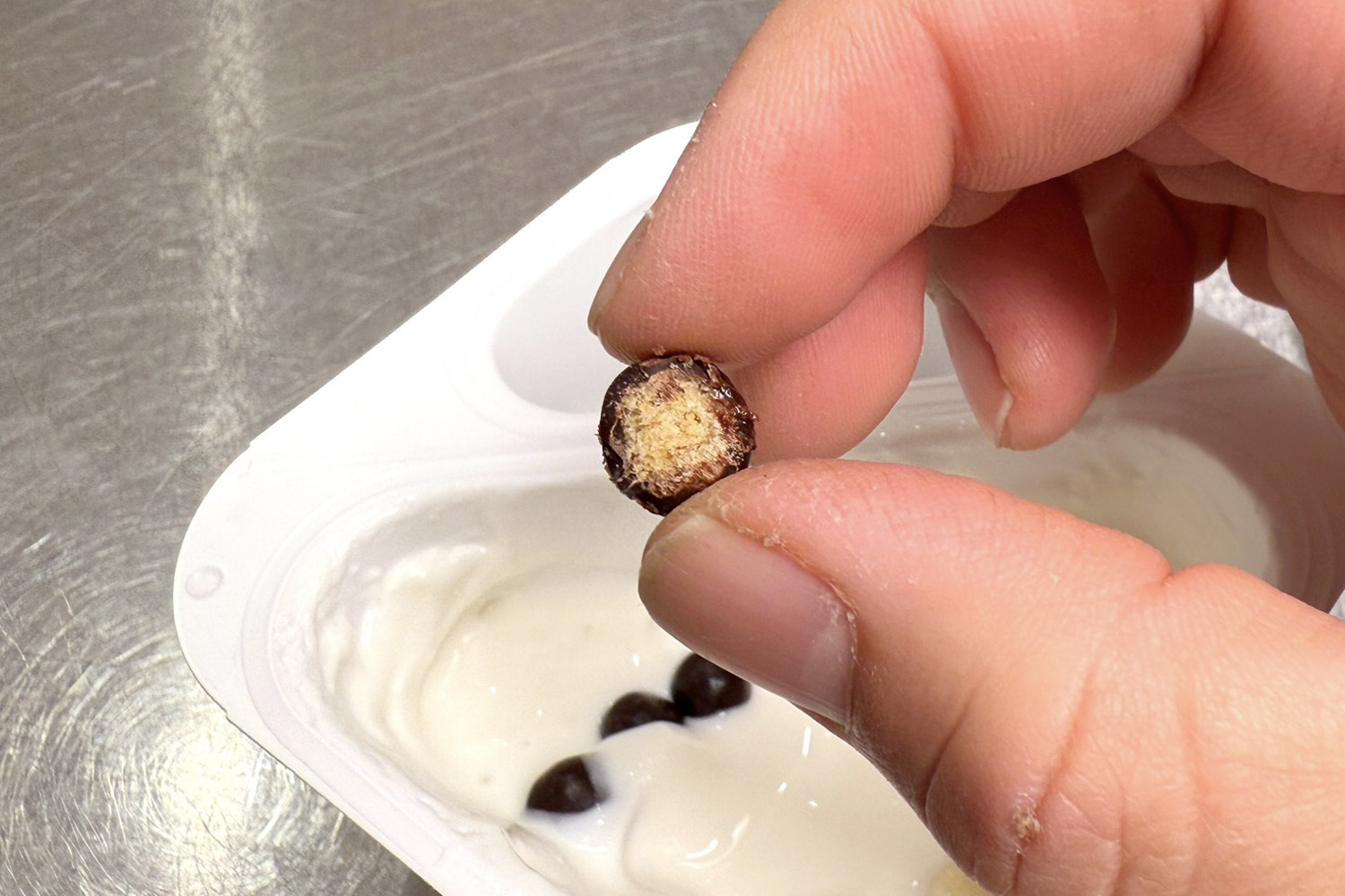 チョコボールの中はパフ状になっている