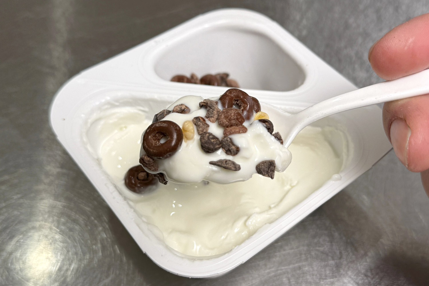 チョコレートとチョコシリアルがミックスしたようなタイプ