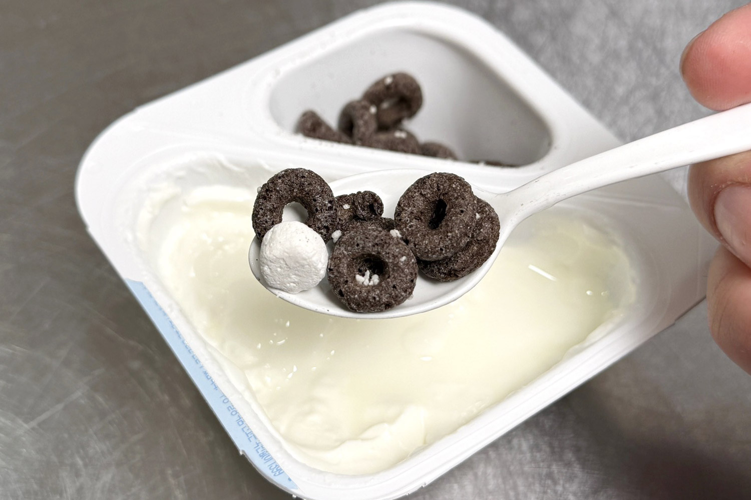 ブラックココアが配合されたようなシリアルとドライマシュマロが入っているような感じ